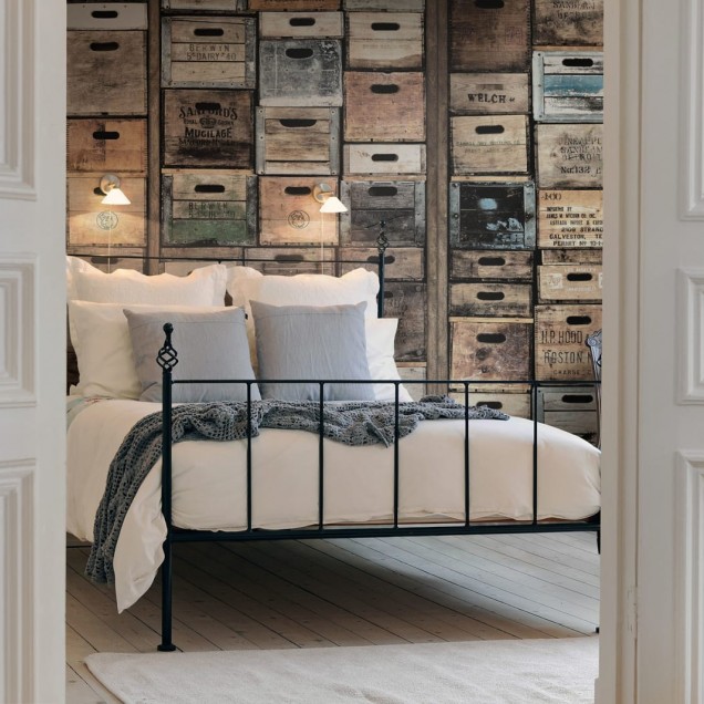 Tapet cutii vintage, design industrial urban, cutii din lemn, aspect eclectic, texturi autentice, tonuri calde
