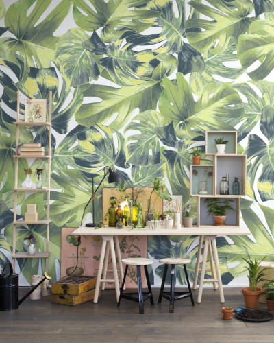 Tapet cu frunze tropicale mari, în nuanțe vibrante de verde.