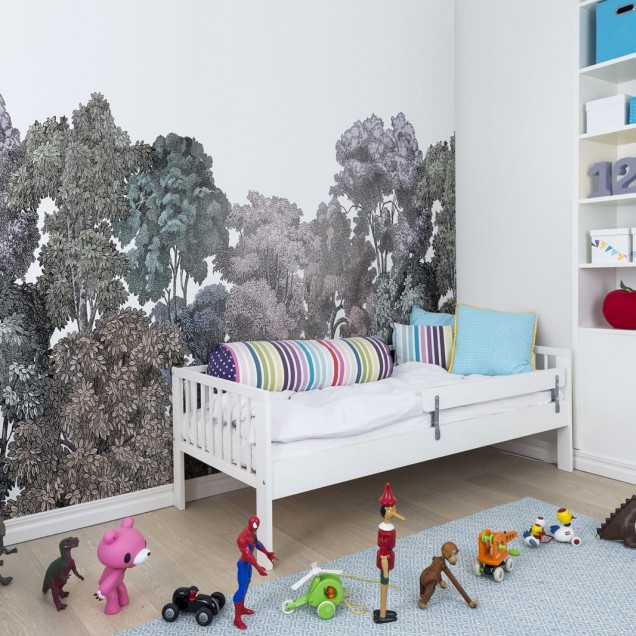 Tapetă Bellewood, Rainbow, cu design unic de pădure ilustrează o colecție de copaci întâlniți în pădure, cu o paletă de culori naturale.