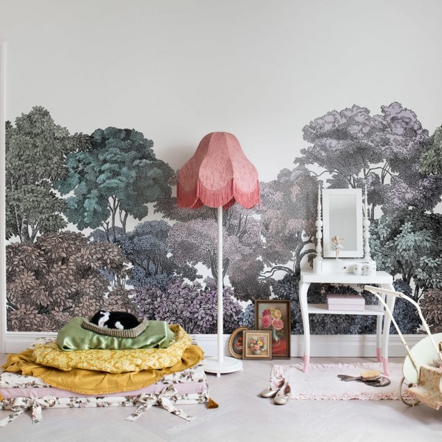 Tapetă Bellewood, Rainbow, cu design unic de pădure ilustrează o colecție de copaci întâlniți în pădure, cu o paletă de culori naturale.