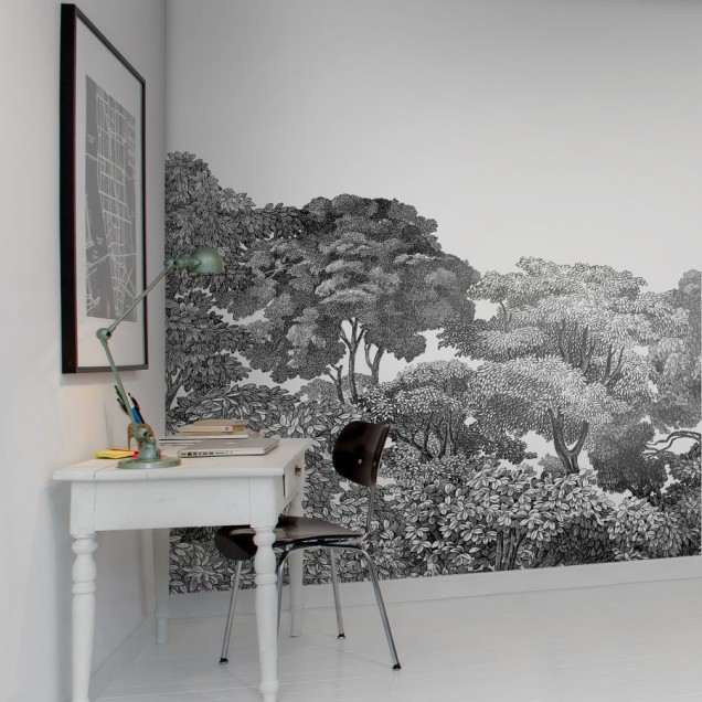 Tapet Bellewood Black Toile, design minimalist cu copaci si frunze, in nuante de gri.