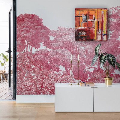 Tapet cu model vintage, Crimson Toile, cu un design elegant de copaci și frunze în nuanțe de roșu.
