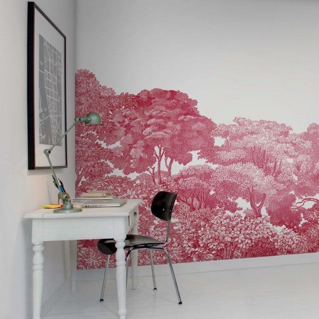 Tapet cu model vintage, Crimson Toile, cu un design elegant de copaci și frunze în nuanțe de roșu.