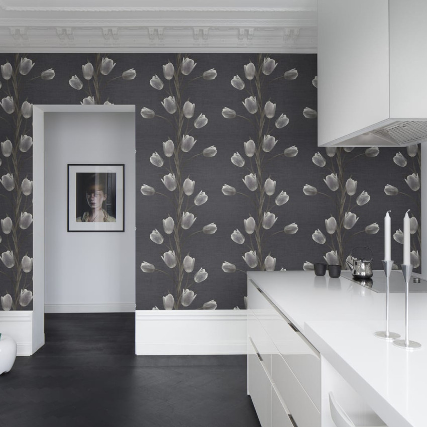Tapet floral minimalist cu tulpi de flori gri pe un fundal alb.