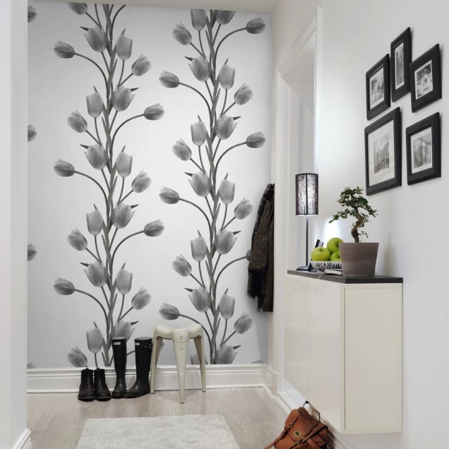 Tapet floral minimalist cu tulpi de flori gri pe un fundal alb.