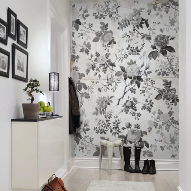 Tapet floral Rosegarden, Black, cu trandafiri gri pe un fundal alb.