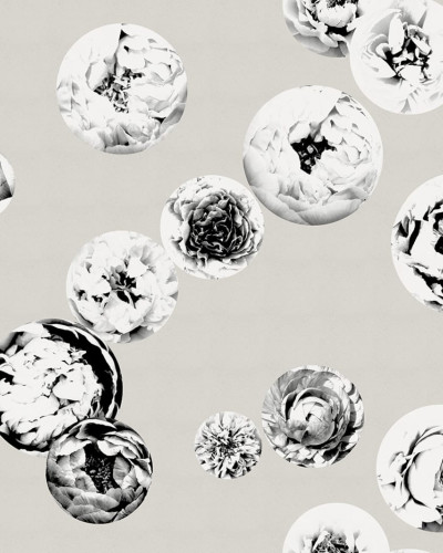 Tapet floral Make It Bloom cu flori delicate în nuanțe de gri, alb și negru pe un fundal gri deschis.