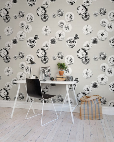 Tapet floral Make It Bloom cu flori delicate în nuanțe de gri, alb și negru pe un fundal gri deschis.