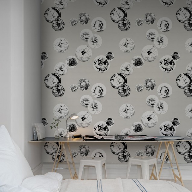 Tapet floral Make It Bloom cu flori delicate în nuanțe de gri, alb și negru pe un fundal gri deschis.