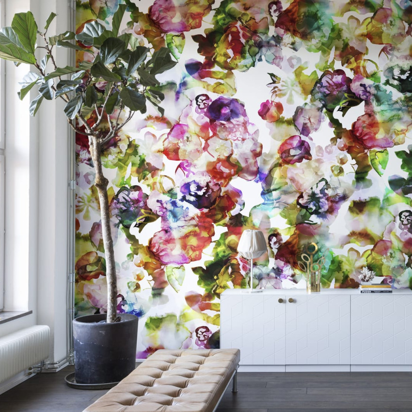 Tapet floral cu flori mari în culori verde și albastru deschis pe un fundal alb, în interiorul unui dormitor modern