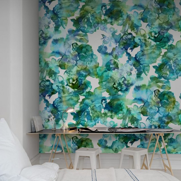 Tapet floral cu flori mari în culori verde și albastru deschis pe un fundal alb, în interiorul unui dormitor modern