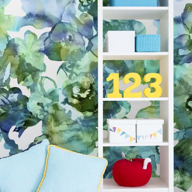 Tapet floral cu flori mari în culori verde și albastru deschis pe un fundal alb, în interiorul unui dormitor modern