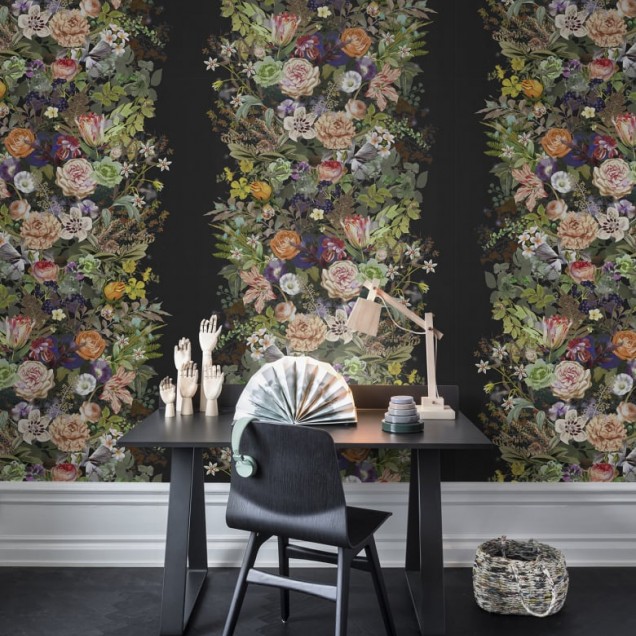 Tapet floral cu flori delicate si vibrante, cu fundal negru.