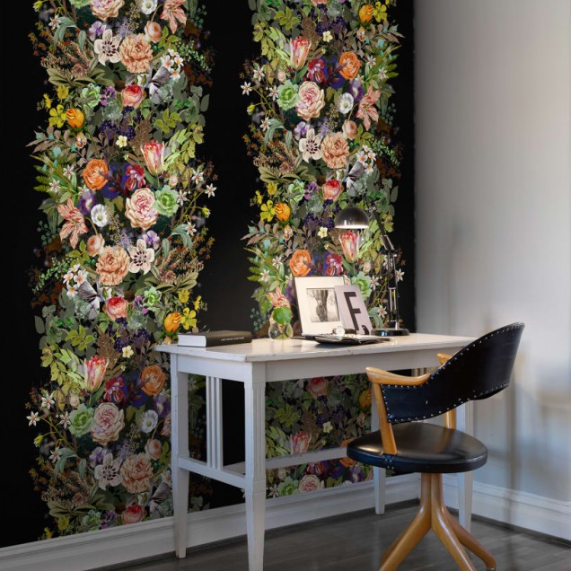 Tapet floral cu flori delicate si vibrante, cu fundal negru.