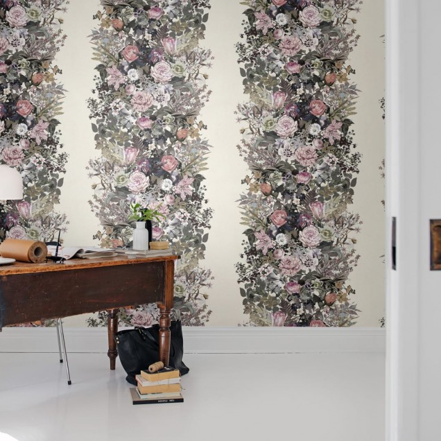 Tapet floral vintage cu flori delicate aranjate in buchete luxuriante.