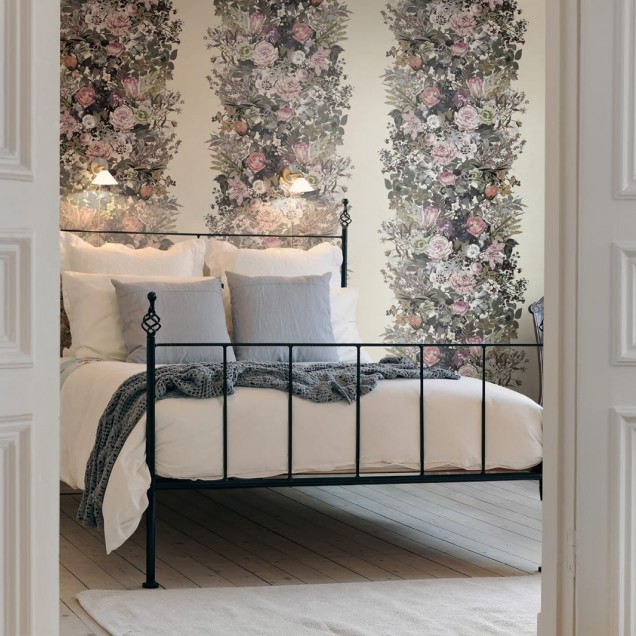Tapet floral vintage cu flori delicate aranjate in buchete luxuriante.