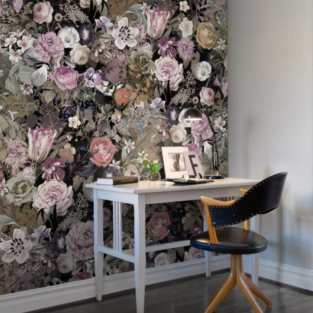Tapet floral Meadow cu flori roz, mov și albe pe fundal negru