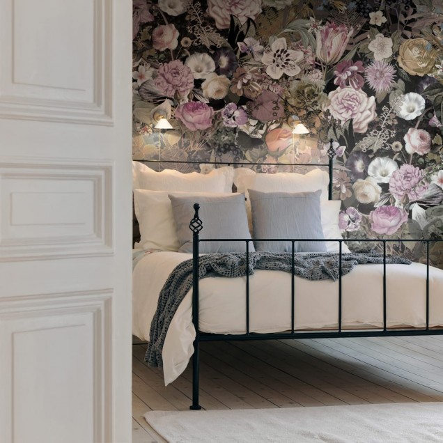 Tapet floral Meadow cu flori roz, mov și albe pe fundal negru