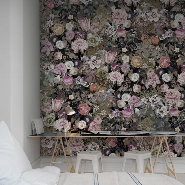 Tapet floral Meadow cu flori roz, mov și albe pe fundal negru