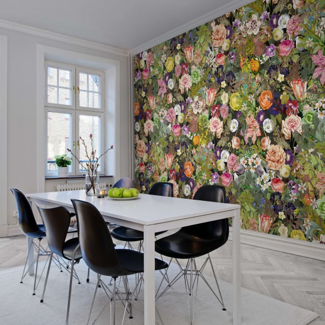 Tapet floral Meadow, Color, cu flori vibrante pe un fundal verde.