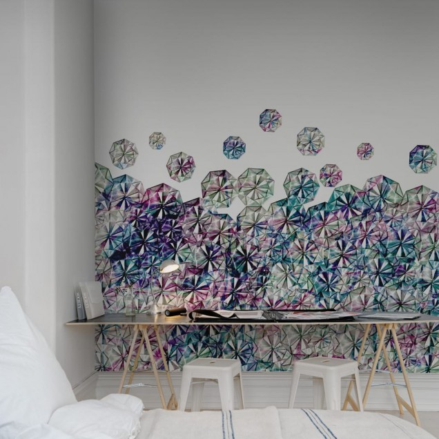 Tapet cu model geometric, Florigami, în culori vibrante, decorând un perete într-o cameră de luat masa.