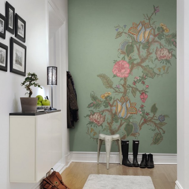 Tapet floral Growing Wild - design luxuriant cu un arbore cu flori delicate în culori pastelate pe un fond verde.
