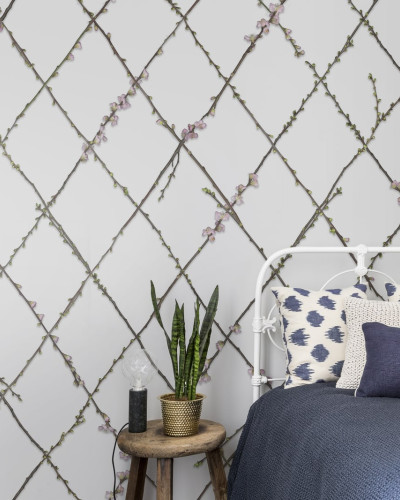 Tapet cu design delicat, Winding Spring, cu ramuri delicate care se intersectează într-un model geometric, încadrat de flori roz.