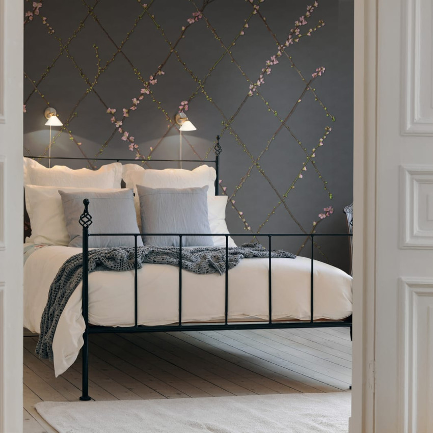 Tapet cu design delicat, Winding Spring, cu ramuri delicate care se intersectează într-un model geometric, încadrat de flori roz.