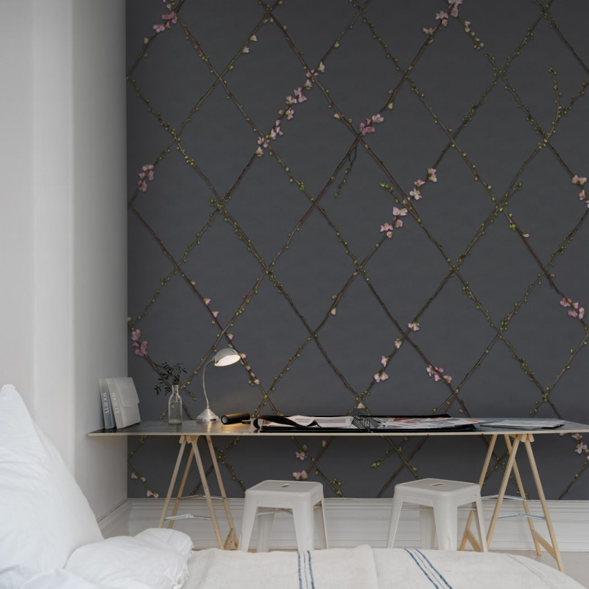 Tapet cu design delicat, Winding Spring, cu ramuri delicate care se intersectează într-un model geometric, încadrat de flori roz.