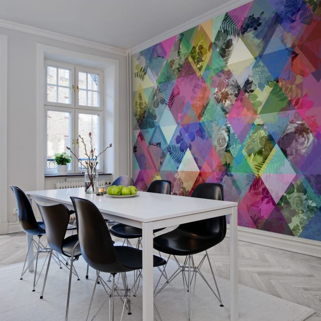 Tapet geometric cu flori delicate în nuanțe de roz, violet, albastru și verde.