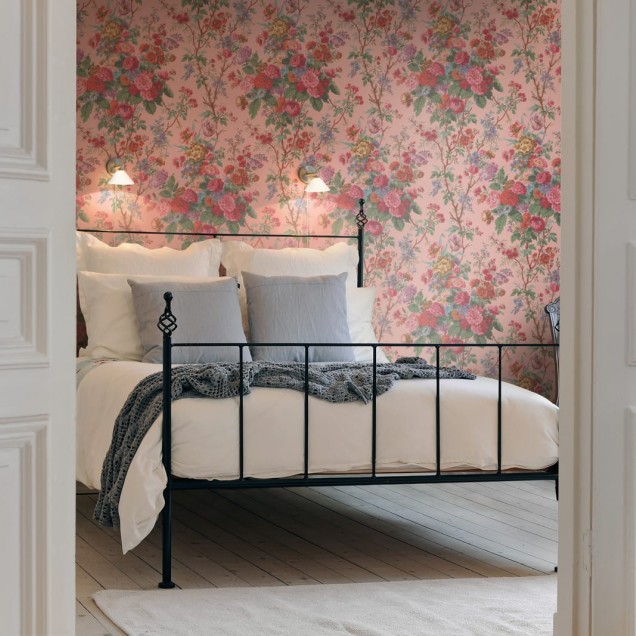 Tapet floral roz cu flori delicate, perfect pentru decorarea casei.