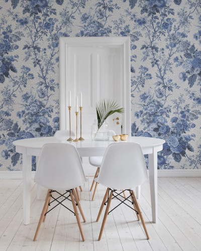 Tapet floral Porcelain Blue cu design inspirat din porțelanul tradițional.