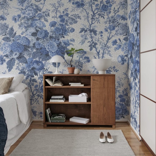 Tapet floral Porcelain Blue cu design inspirat din porțelanul tradițional.