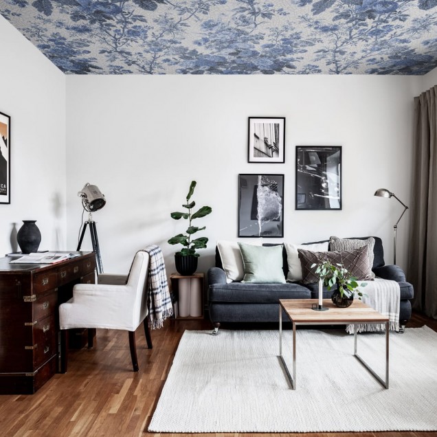Tapet floral Porcelain Blue cu design inspirat din porțelanul tradițional.