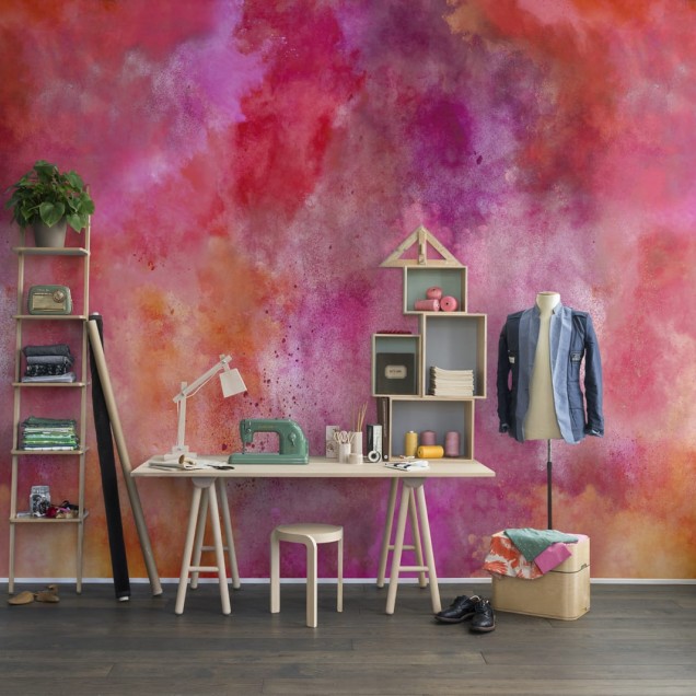 Tapet cu design modern in nuante de rosu si portocaliu.  Tapetul este aplicat pe un perete din living, deasupra unui birou alb.