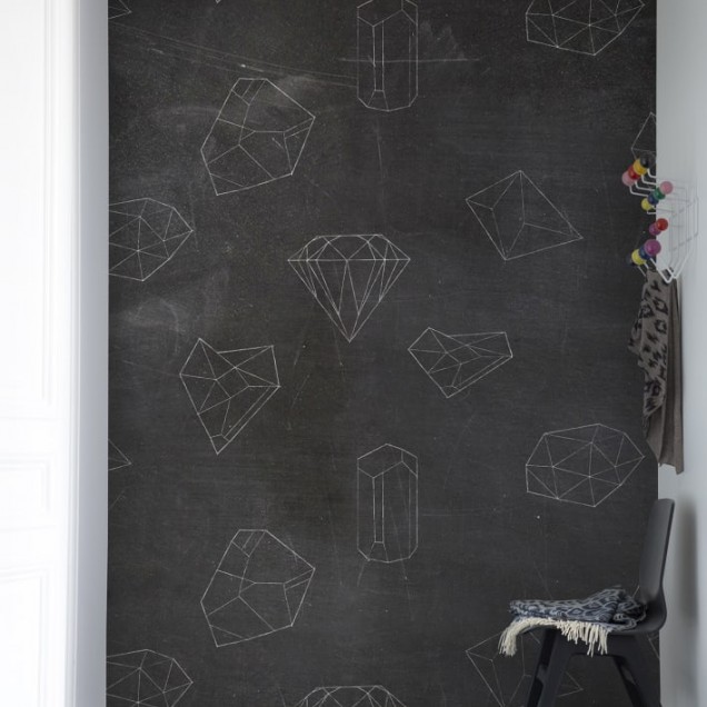 Tapet geometric cu fundal negru si accente albe pe baza de creta
