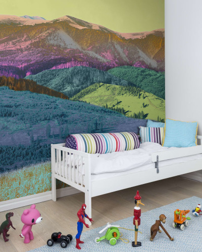 Tapet 3D cu imagine montană, utilizat pentru decorarea camerei unui copil.