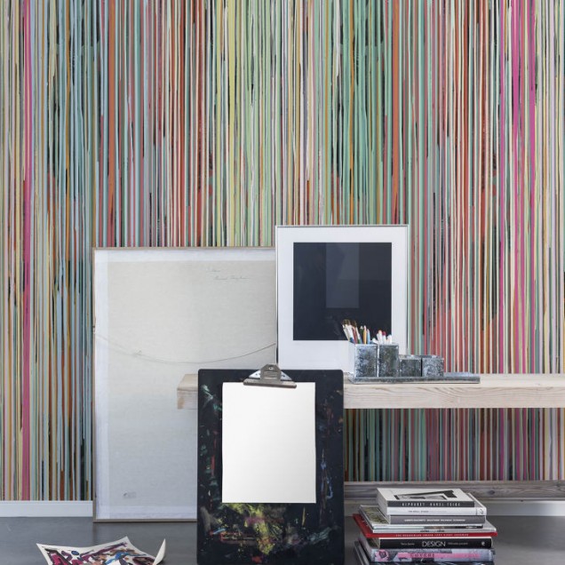 Hârtie de perete cu dungi colorate într-un living modern