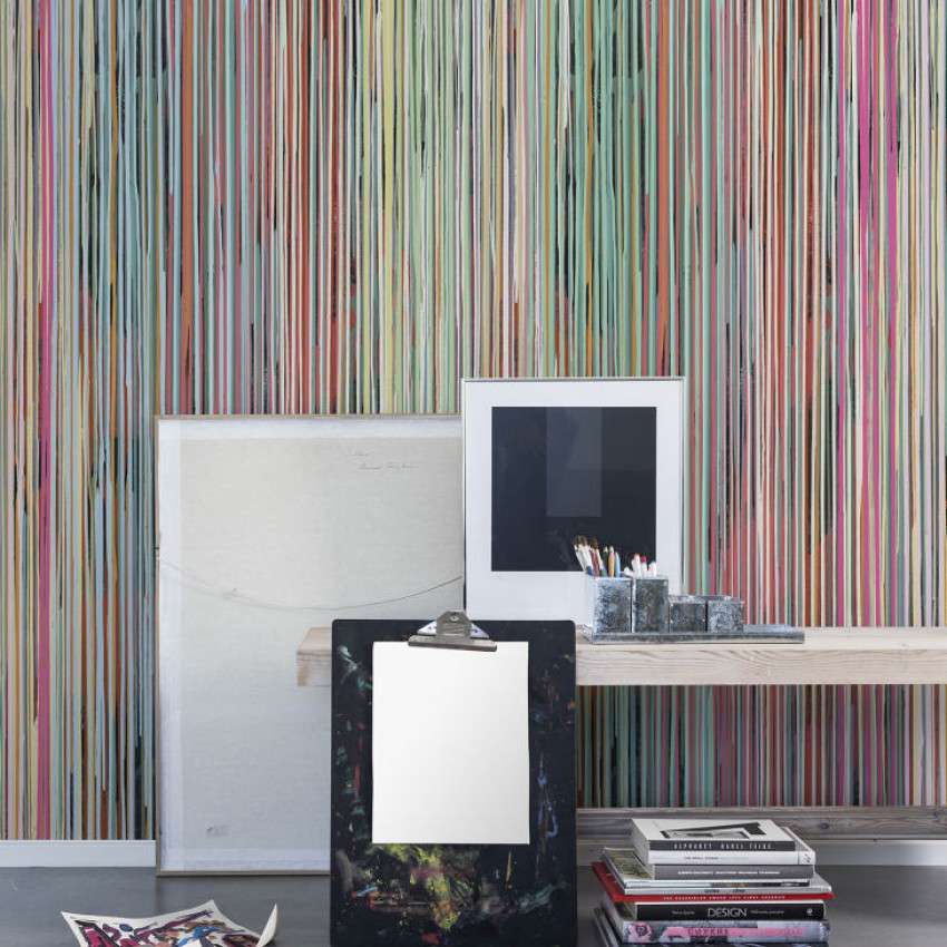 Tapet Colour Stream Black cu dungi subțiri, negre și albe, decorat cu o bancă și o geantă