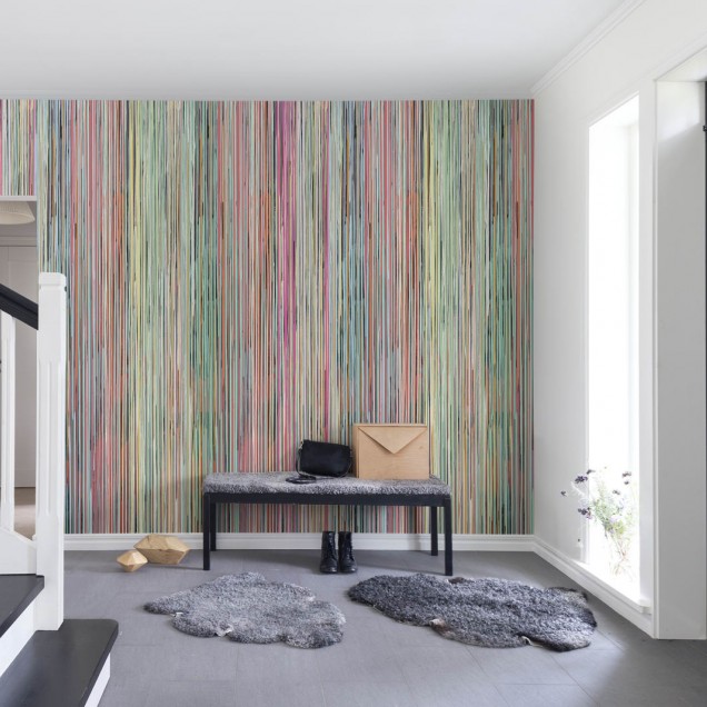 Hârtie de perete cu dungi colorate într-un living modern
