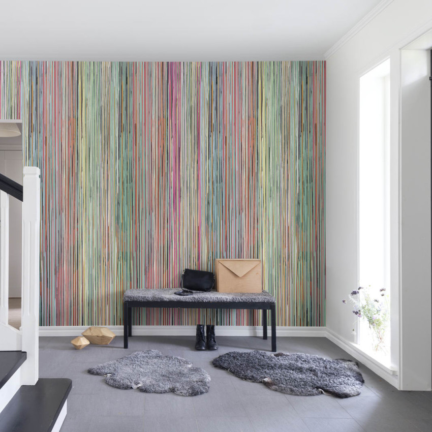 Tapet Colour Stream Black cu dungi subțiri, negre și albe, decorat cu o bancă și o geantă