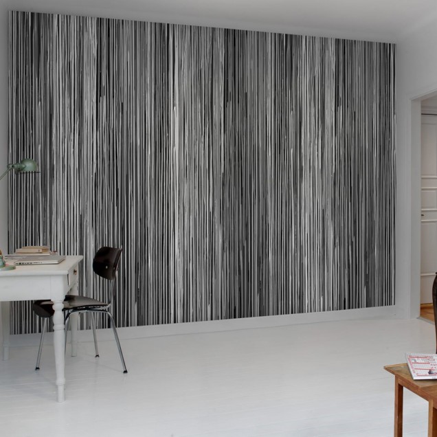Tapet Colour Stream Black cu dungi subțiri, negre și albe, decorat cu o bancă și o geantă