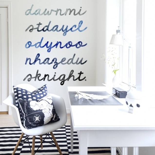 Tapet cu design inspirat, ce ilustrează trecerea timpului de la zori până la amurg, în nuanțe de albastru.
