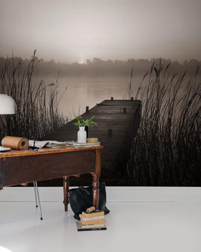 Tapet decorativ cu un lac cu ceață și o punte de lemn - Misty Lake