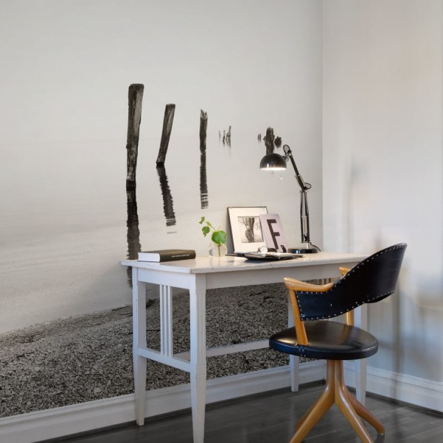 Shoreline - Tapet minimalist cu stâlpi de lemn în apă
