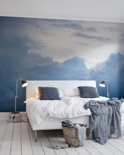 Tapet cu nori voluminoși și luminoși, perfect pentru decorarea dormitorului sau livingului.