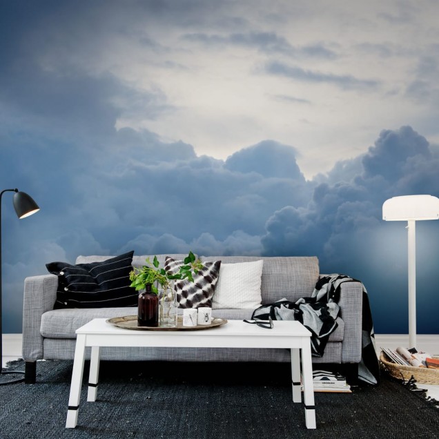 Tapet cu nori voluminoși și luminoși, perfect pentru decorarea dormitorului sau livingului.