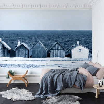 Tapet cu design minimalist, cu o imagine a unor căsuțe de pe malul mării, în nuanțe de albastru. Tapetul poate fi folosit în dormitor, living sau birou.