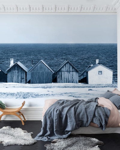 Tapet cu design minimalist, cu o imagine a unor căsuțe de pe malul mării, în nuanțe de albastru. Tapetul poate fi folosit în dormitor, living sau birou.
