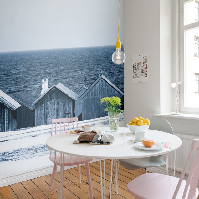 Tapet cu design minimalist, cu o imagine a unor căsuțe de pe malul mării, în nuanțe de albastru. Tapetul poate fi folosit în dormitor, living sau birou.